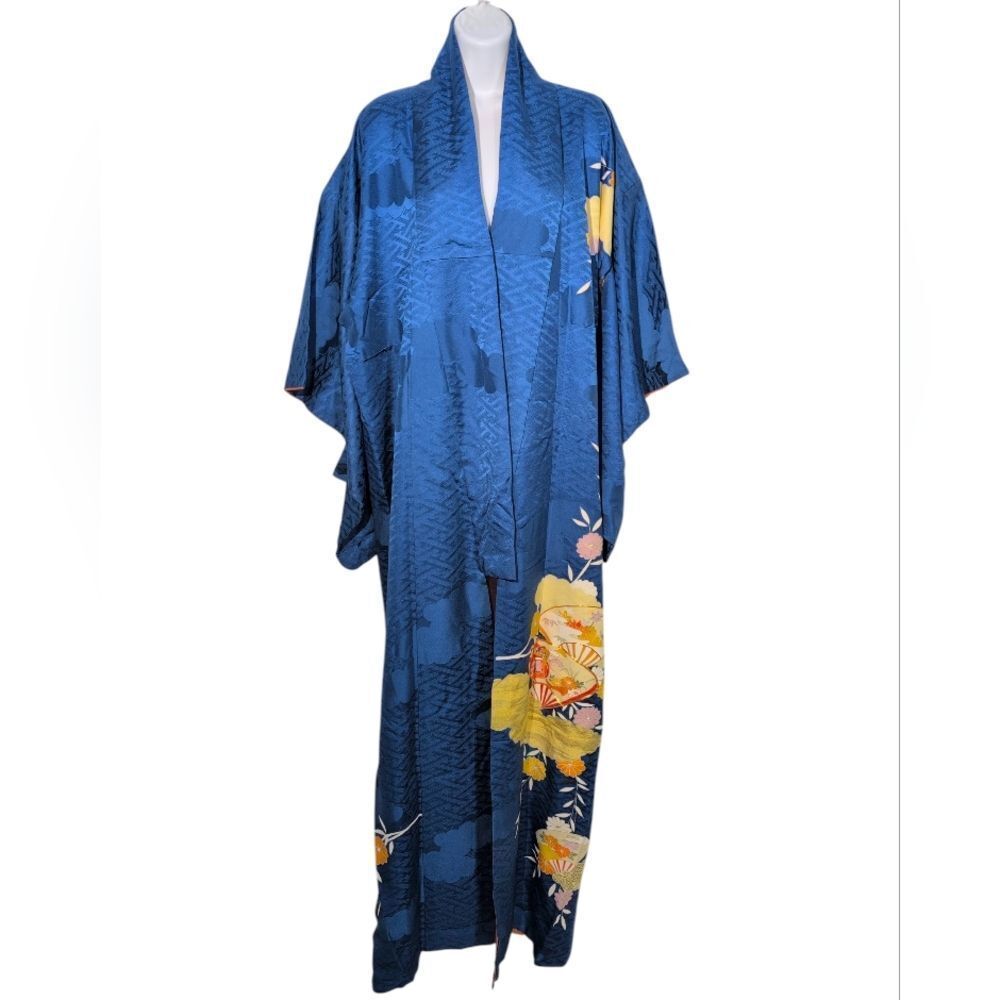 AUTHENTIC Vintage  JAPANESE Kimono with Floral Design